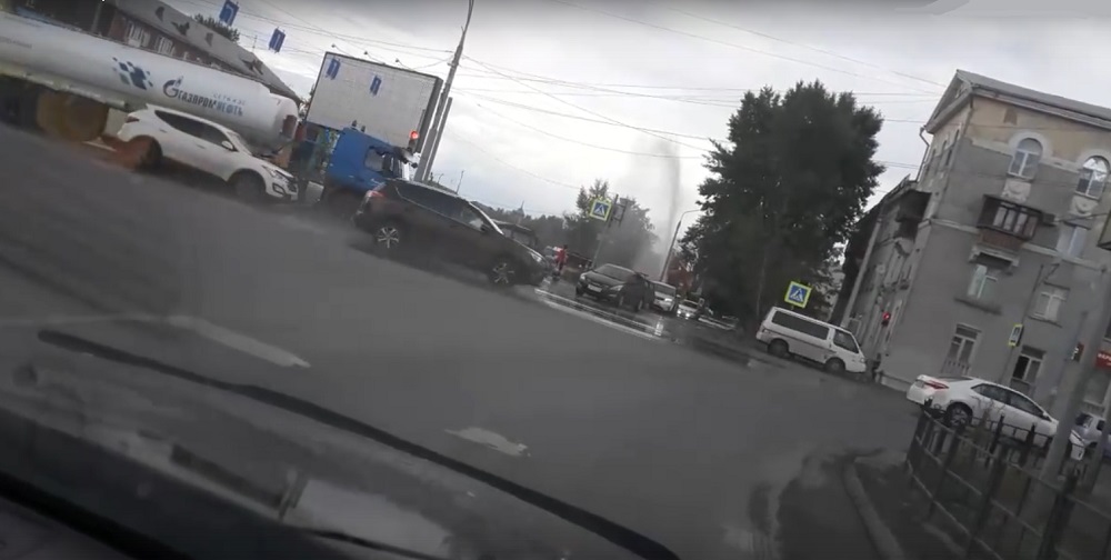 В Омске около парка 30-летия ВЛКСМ образовался фонтан высотой в два этажа