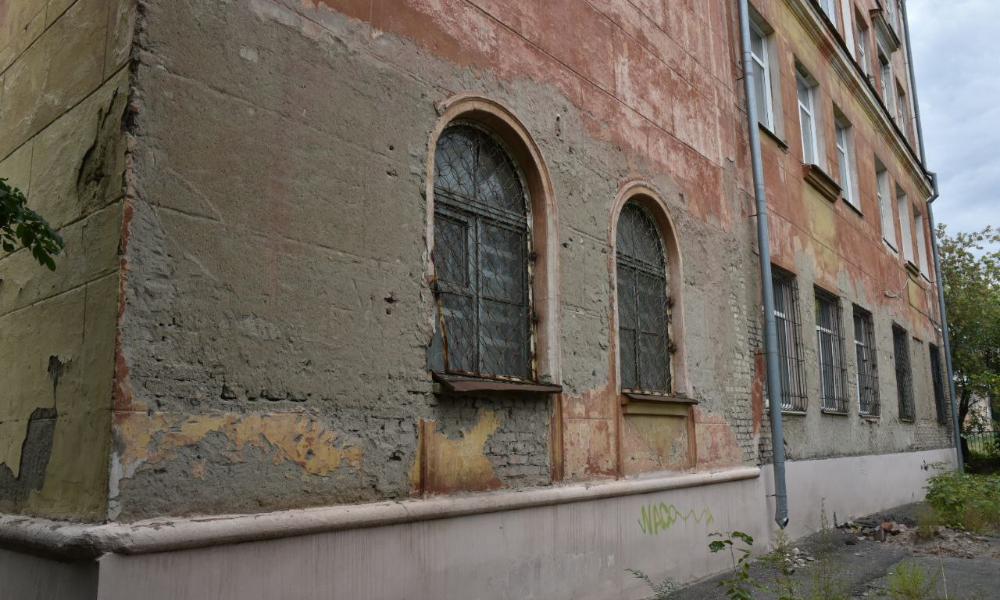 Омская мэрия расторгла контракт с подрядчиком, проводившим капитальный ремонт в гимназии № 88