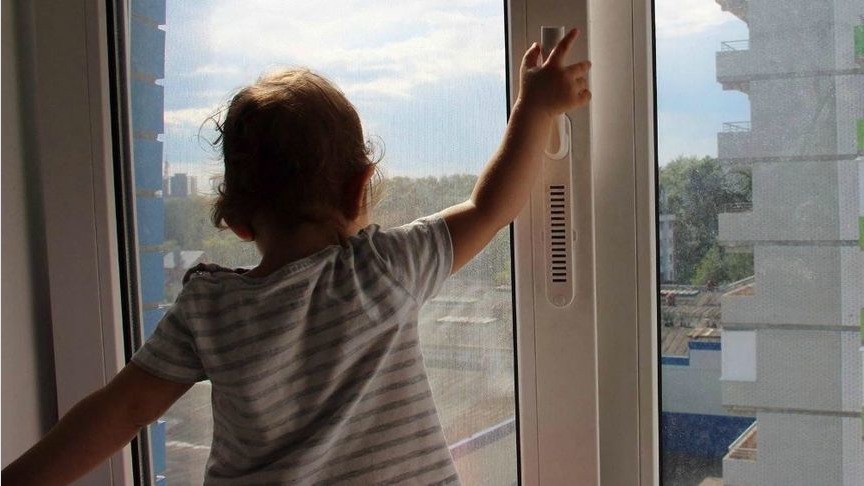 Четырехлетний омич выпал из окна
