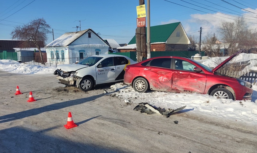 В Омске в ДТП с такси пострадали двое взрослых и ребёнок 
