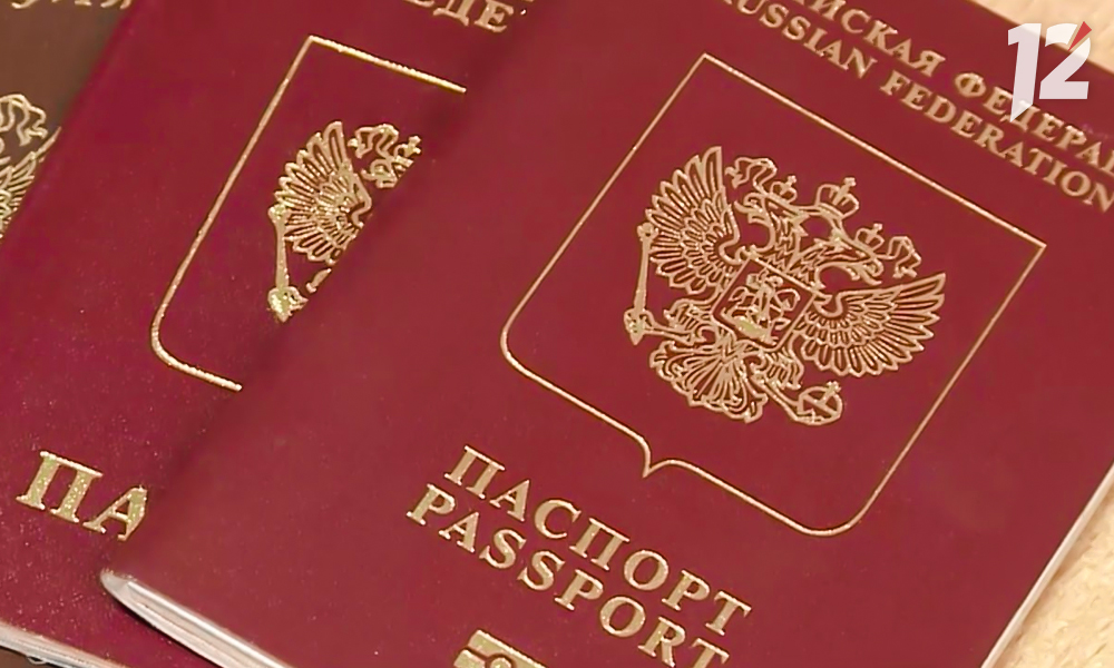 Россиянам объяснили, почему они временно не смогут получить загранпаспорта нового образца