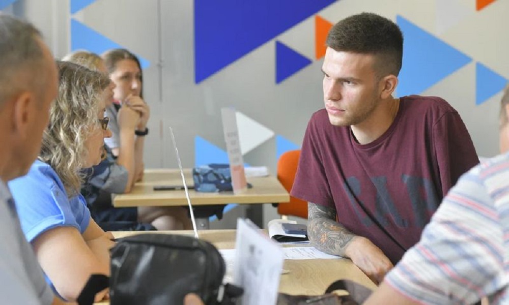 Омский завод ищет сотрудников на зарплату до 100 тысяч рублей
