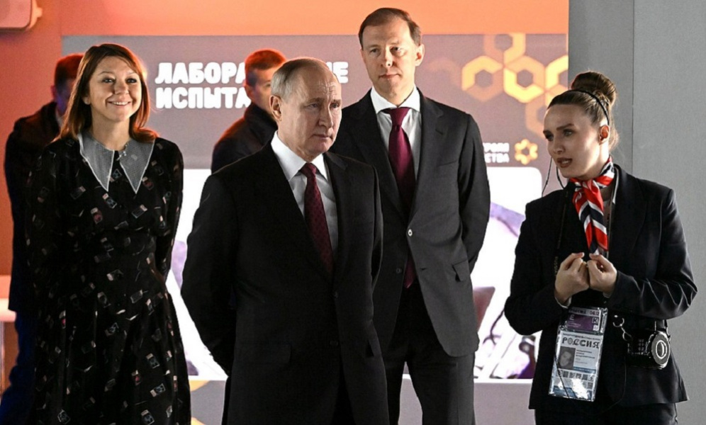 Владимир Путин впервые посетил Международную выставку-форум «Россия» на ВДНХ