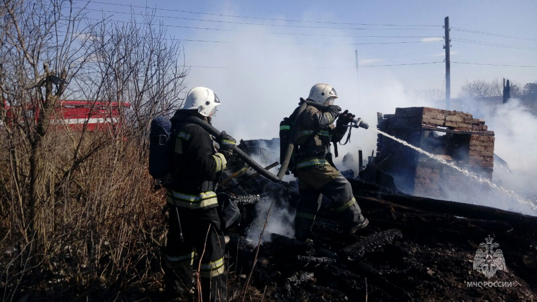 В Омской области сгорели два частных дома, бани и сараи 
