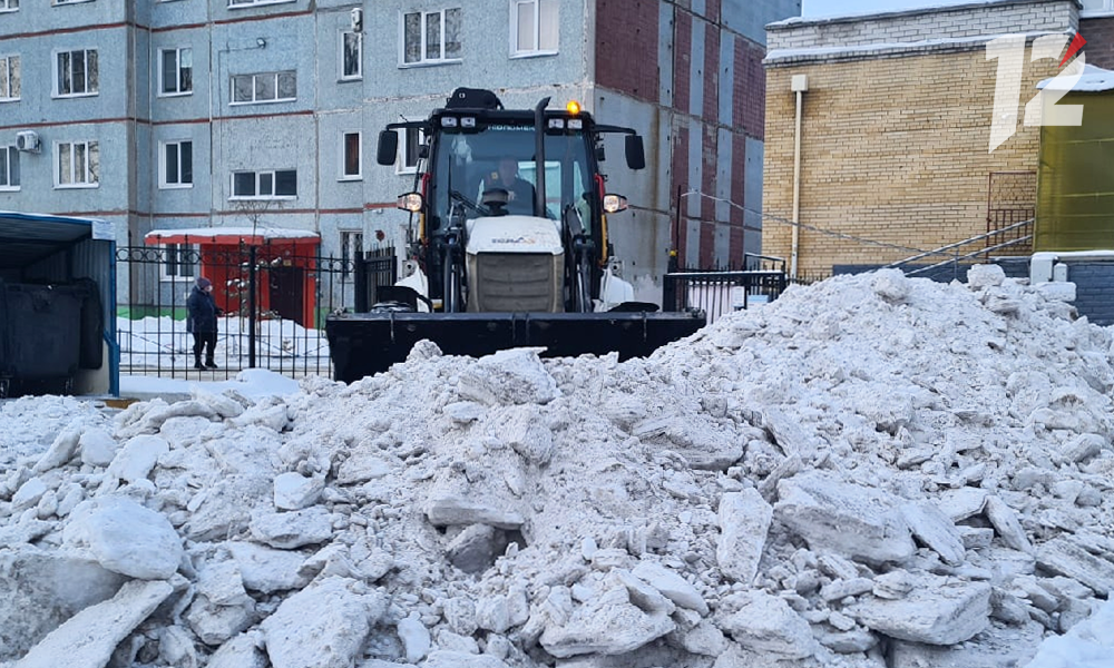 Снег в Омске активно убирают привлечённые мэрией бригады подрядчиков