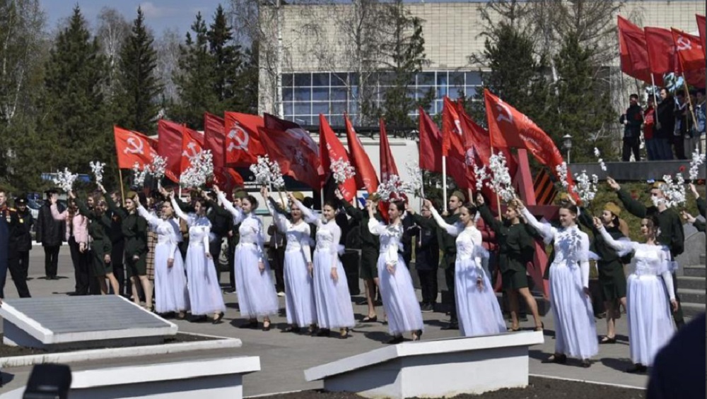 Молодые омичи собрались у памятника труженикам тыла на акцию «Майский вальс» 