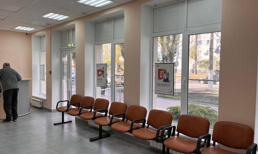 Виталий Хоценко в Стаханове посетил МФЦ, который был создан омскими строителями