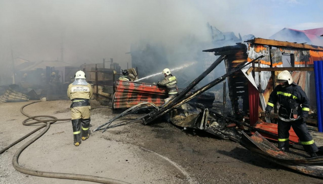 В Омске загорелись три частных дома