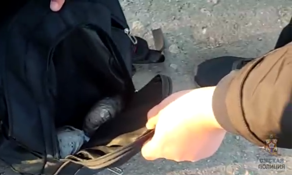 Омские полицейские в лесу с поличным задержали оптового межрегионального наркокурьера