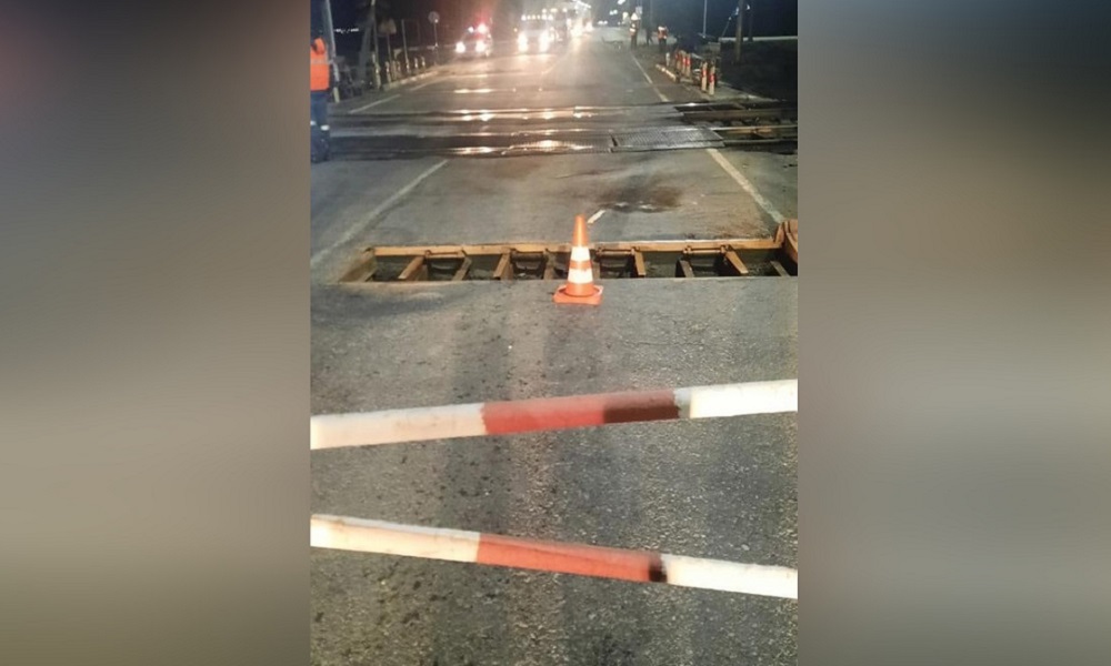 В Омской области нетрезвый водитель врезался в ограждение железнодорожного переезда
