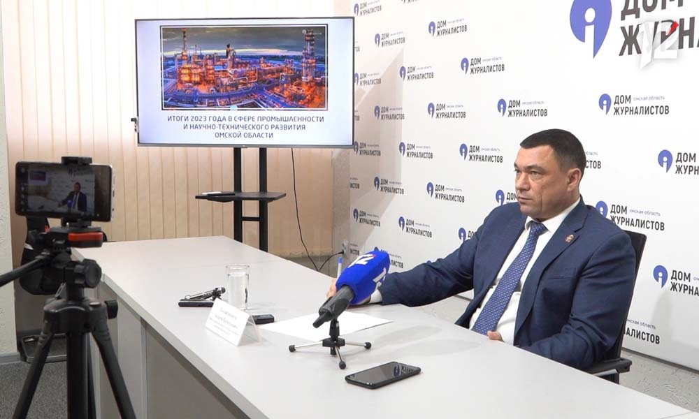 По словам главы минпрома, на омских предприятиях можно зарабатывать до 200 тысяч рублей
