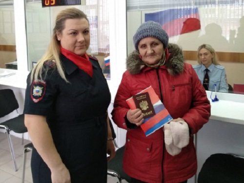 Пожилая омичка наконец смогла поменять советский паспорт на российский