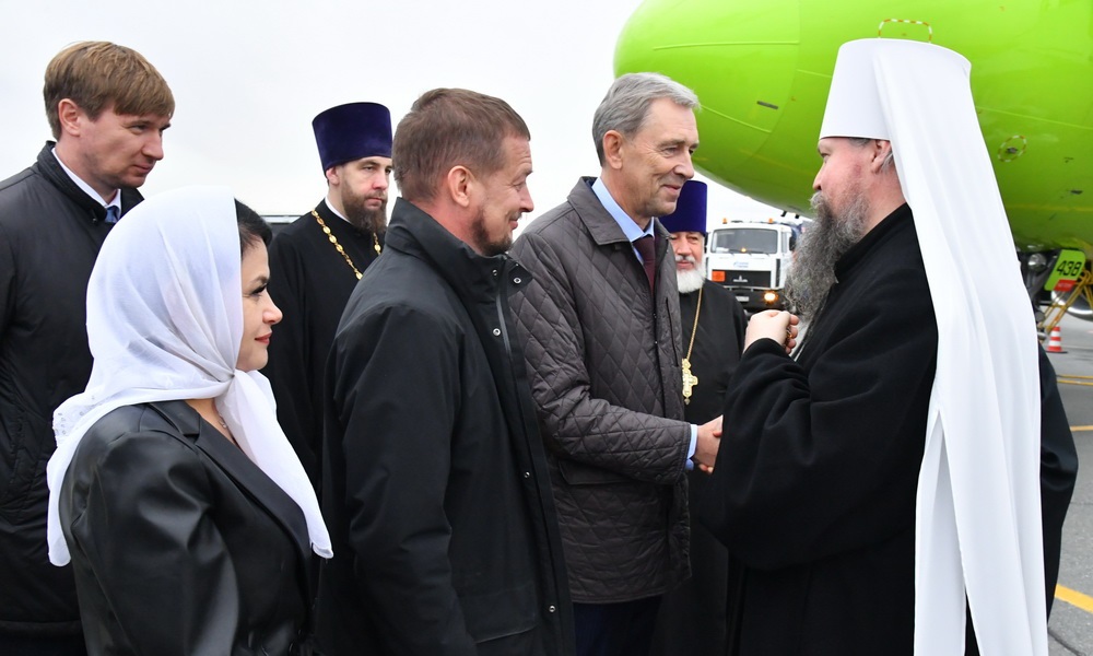 Нового митрополита Дионисия в аэропорту встречали Олег Заремба и Александр Артёмов