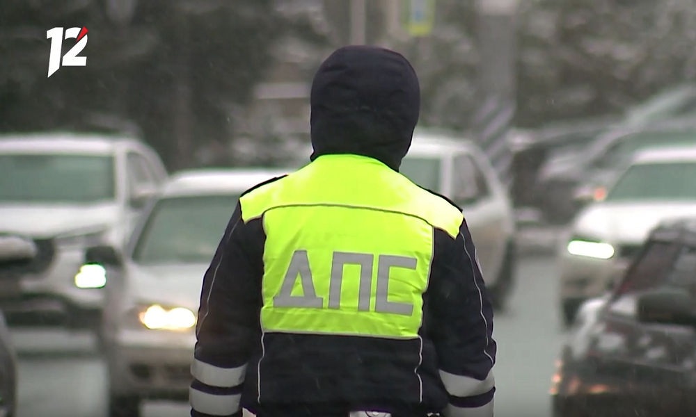 Автоинспекторы доставили в больницу молодого омича, которому стало плохо за рулём