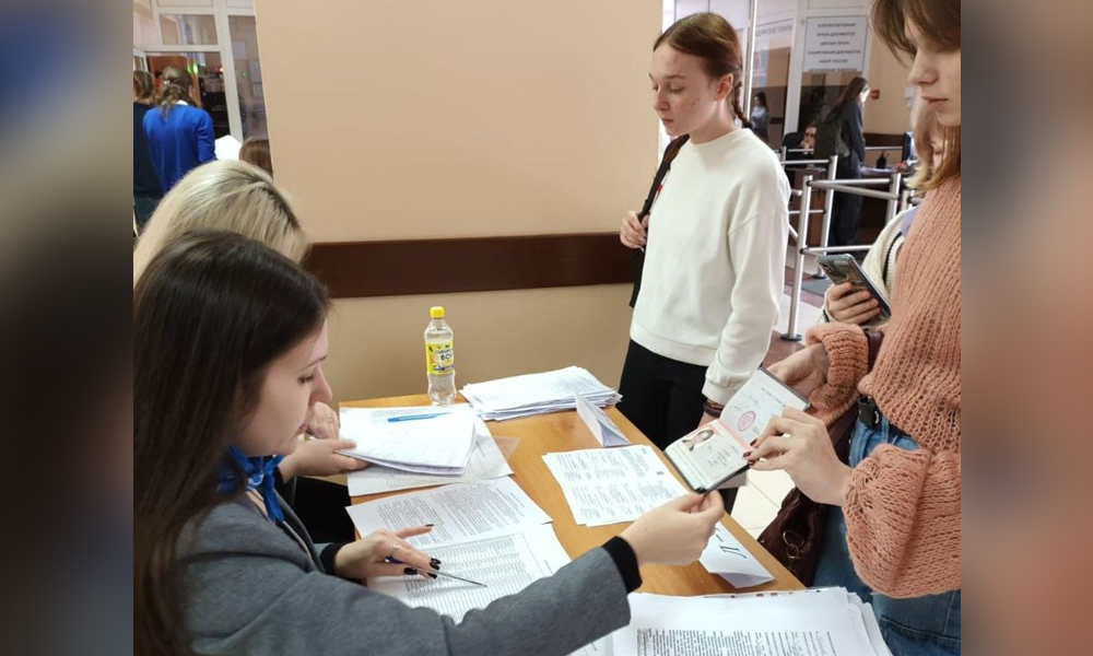 150 омских школьников приняли участие в региональном этапе олимпиады по литературе
