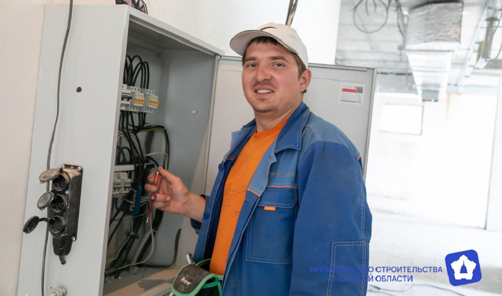 В строящейся школе в Исилькуле завершают монтаж электросети