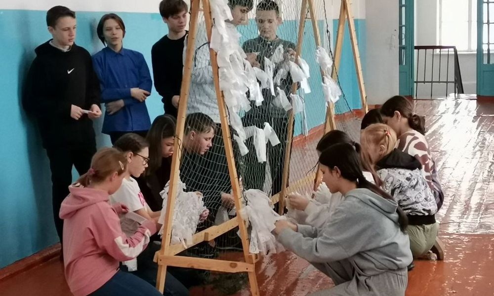 Юные жители Черлакского района плетут маскировочные сети для земляков-участников СВО