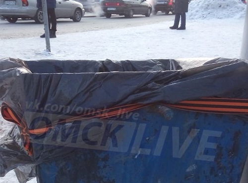 Мусорку в Омске перевязали георгиевской лентой