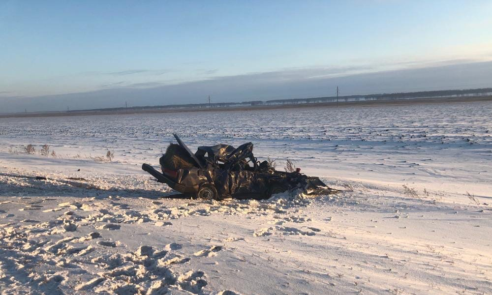На трассе в Омской области фура раздавила легковой автомобиль 
