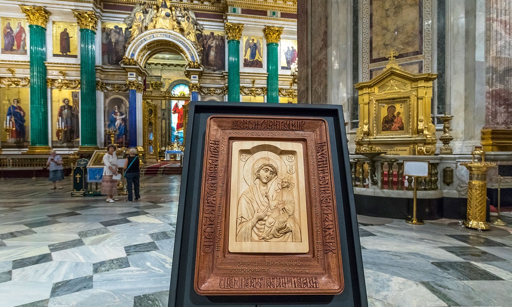 Резные иконы омского художника увезли в Санкт-Петербург