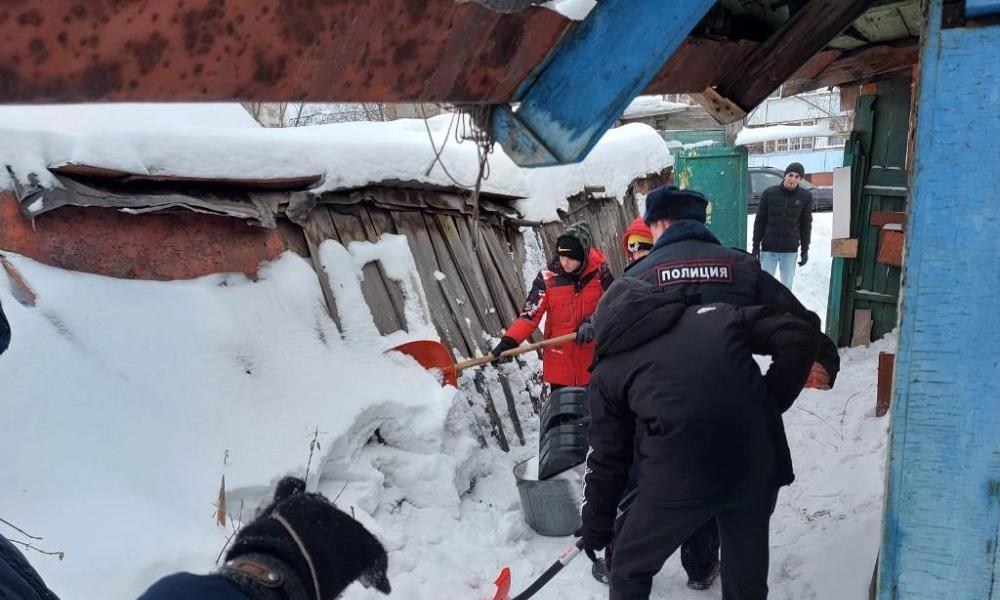 Омские полицейские вместе с детьми помогли очистить от снега дворы бабушек 