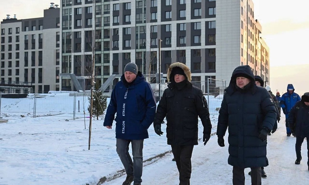 Губернатор Омской области Виталий Хоценко и мэр Сергей Шелест оценили ход строительства детского сада в жилом квартале «Зелёная река»
