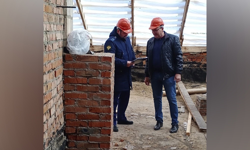 Прокурор проинспектировал ход капремонта крыши здания поликлиники в Знаменском районе