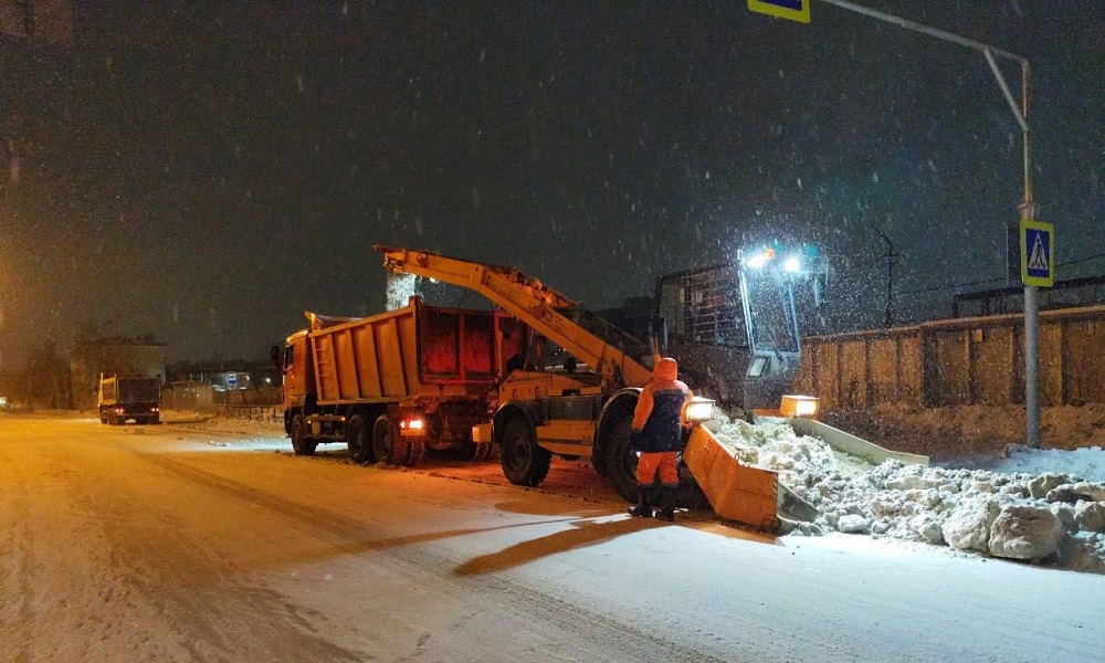 За сутки омские сотрудники УДХБ вывезли больше 8 000 кубометров снега