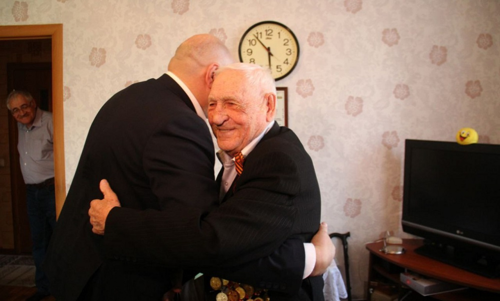 Сергей Шелест поздравил 96-летнего ветерана Дмитрия Мелёхина с наступающим Днём Победы