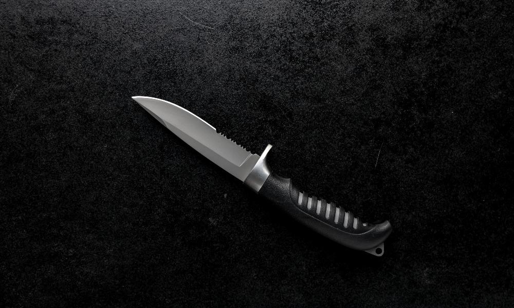 55-летняя омичка пырнула ножом знакомую и сама обратилась в полицию и скорую 