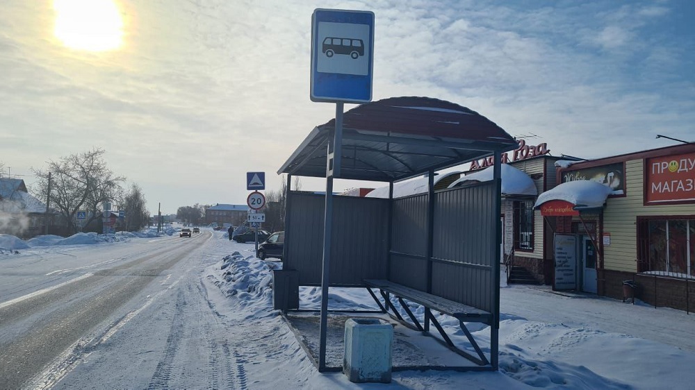 В Калачинске в районе улицы 70-й Бригады установили новый остановочный павильон 