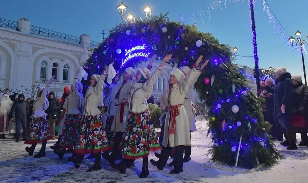 С открытием новогоднего пространства «Зимний Любинский» омичей поздравил глава региона