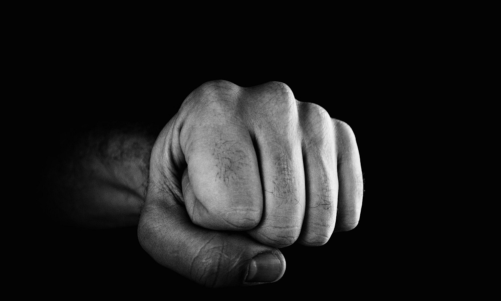 В Омской области сельчанин предпочёл алкоголь сбору ягод, из-за чего избил возражавшую возлюбленную 