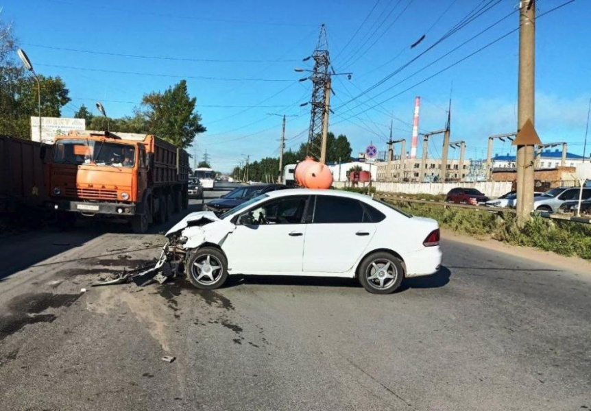 Омич отсудил у компании такси крупную компенсацию за ДТП