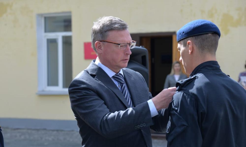 «За отвагу»: губернатор Омской области Александр Бурков вручил государственные награды бойцам Росгвардии