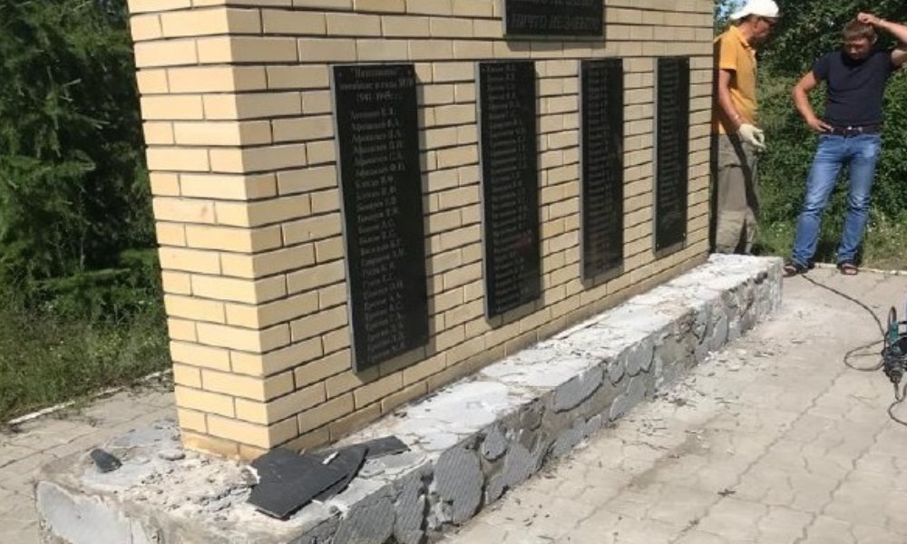 Памятник павшим солдатам в Николаевке начали восстанавливать