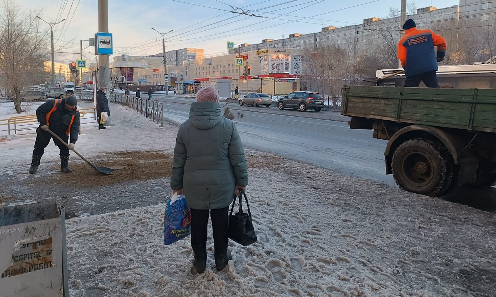 В Омске сотрудники УДХБ очищают дороги от наледи