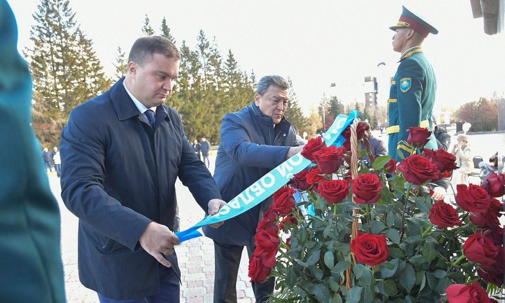 Губернатор Виталий Хоценко и аким Гауез Нурмухамбетов возложили цветы к памятнику Абаю и Пушкину