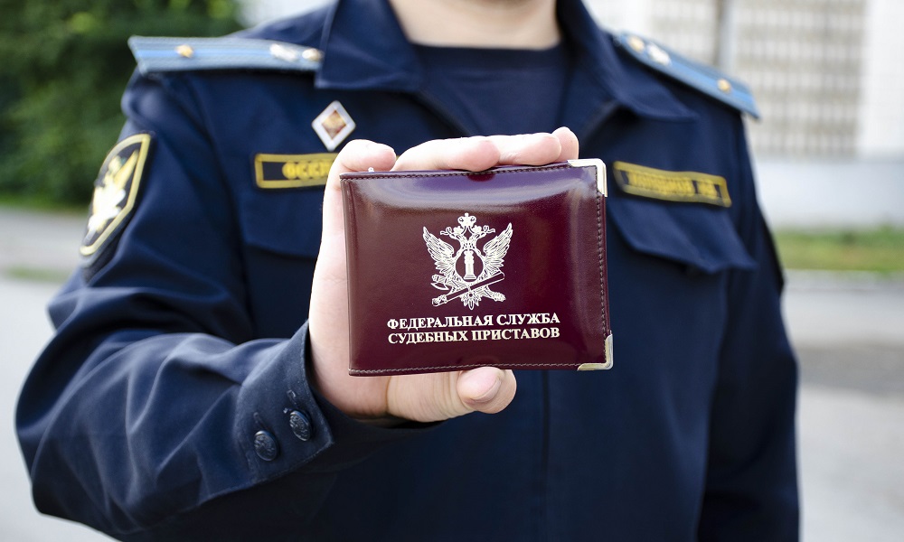 Омичи незаконно обустроили кладовки в подъезде многоэтажного дома