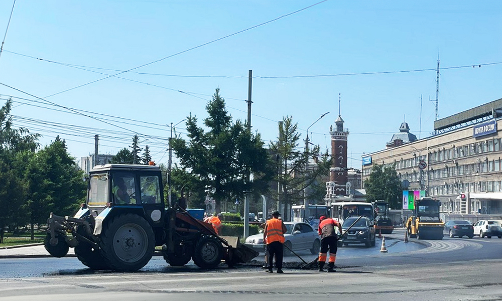 В Омске рабочие приступили к укладке последнего слоя асфальта на Интернациональной
