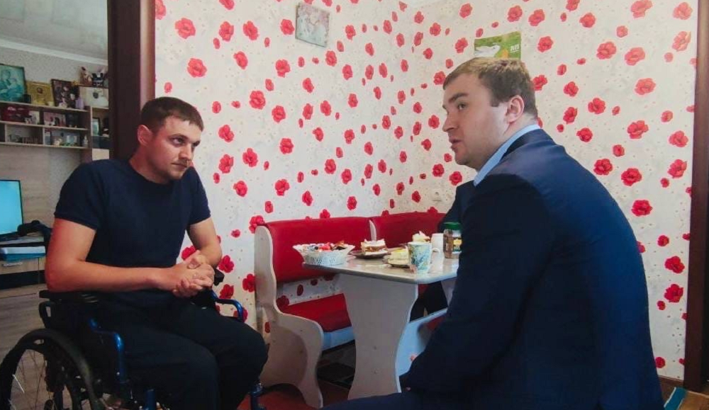 Виталий Хоценко навестил в Крутинке участника СВО Антона Ощепкова, который получил тяжёлые ранения