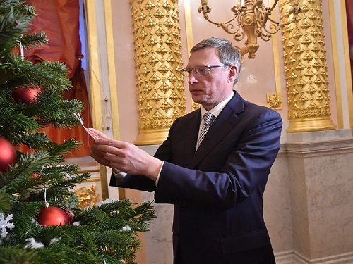 Александр Бурков исполнил желания юных омичей