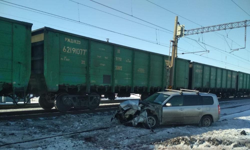 В Омской области грузовой поезд столкнулся с иномаркой 