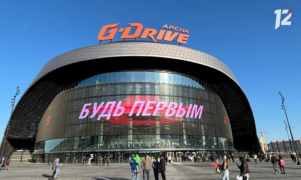 В омской «G-Drive Арене» монтируют трибуны для зрителей и помоста, на котором будет установлен октагон для турнира SFC-10