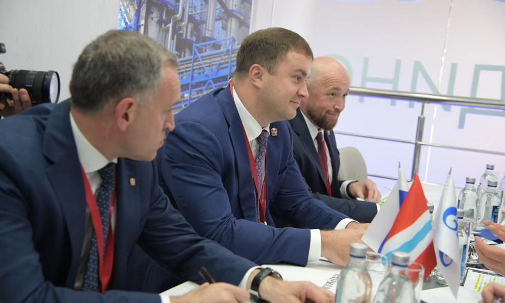 Виталий Хоценко встретился с Сергеем Густовым на Питерском международном экономическом форуме