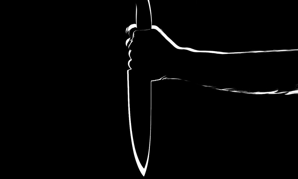 Омич сначала помог спящему в подъезде мужчине, а потом убил его 