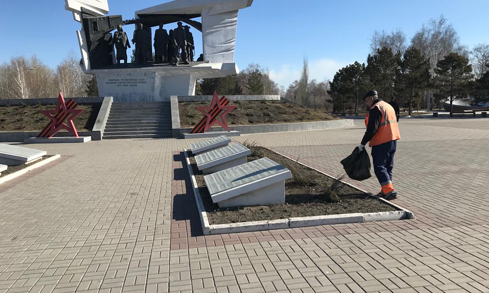 Омские дорожники провели первый в апреле субботник