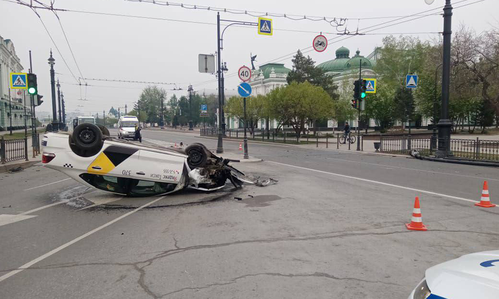 В центре Омска пьяный таксист перевернулся на машине