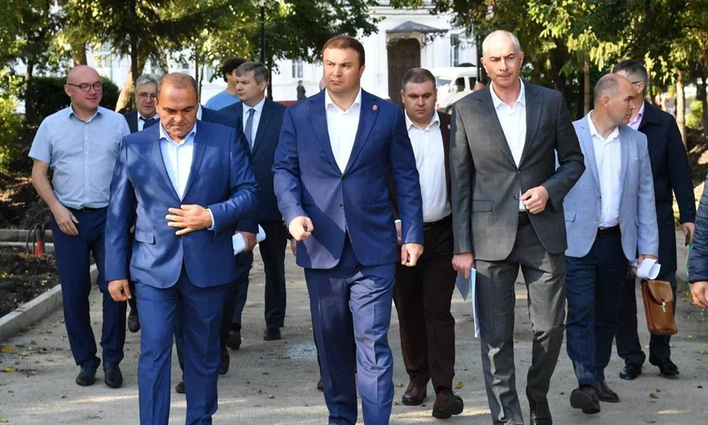 Виталий Хоценко посетил сквер имени Борцов революции