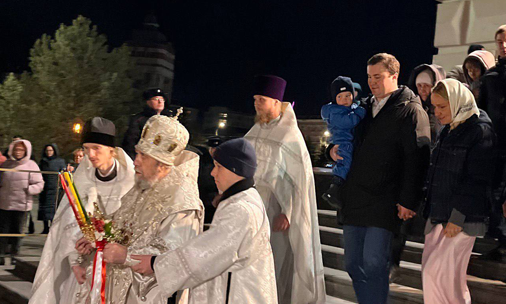  Виталий Хоценко вместе с семьёй побывал на Пасхальной службе в Успенском кафедральном соборе